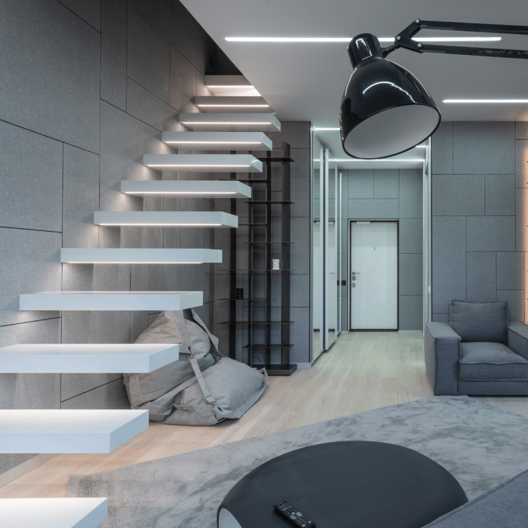 Стълби като фокусна точка: Идеи за декорация и осветление